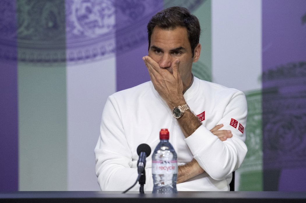 Zklamaný Roger Federer na tiskové konferenci po prohraném finále Wimbledonu