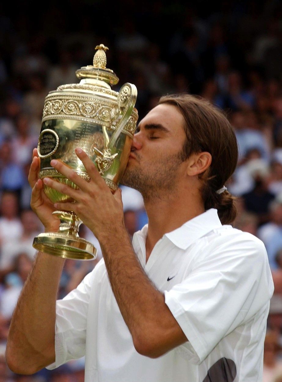 Roger Federer při svém premiérovém wimbledonském vítězství v roce 2003