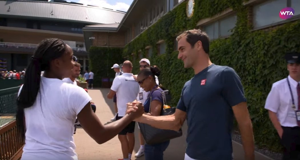 15letou Cori Gauffovou přišel pozdravit po dalším wimbledonském vítězství Roger Federer