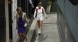 Simone Halepová odchází zklamaně z kurtu po čtvrtfinálové prohře ve Wimbledonu