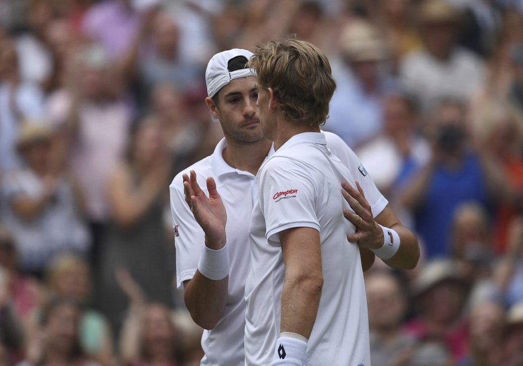 Vysilující bitvu ukončili John Isner a Kevin Anderson objetím u sítě