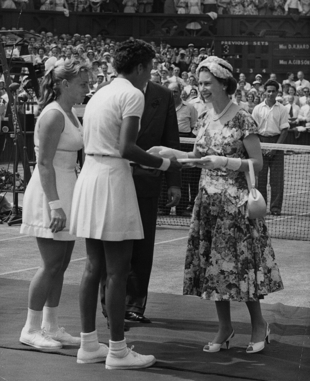 Královna Alžběta II. měla k tenisu osobní vztah. Jako třináctiletá na jednom utkání dokonce poznala prince Philipa, lásku svého života