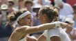 Petra Kvitová se objímá s Lucií Šafářovou po semifinále Wimbledonu