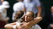 Petra Kvitová se objímá s Lucií Šafářovou po semifinále Wimbledonu