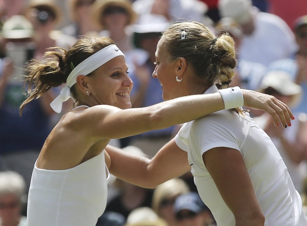 Petra Kvitová se objímá s Lucií Šafářovou po semifinále Wimbledonu