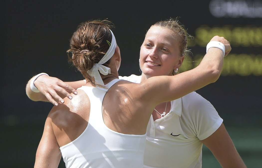 Petra Kvitová se objímá s Lucií Šafářovou po semifinále Wimbledonu