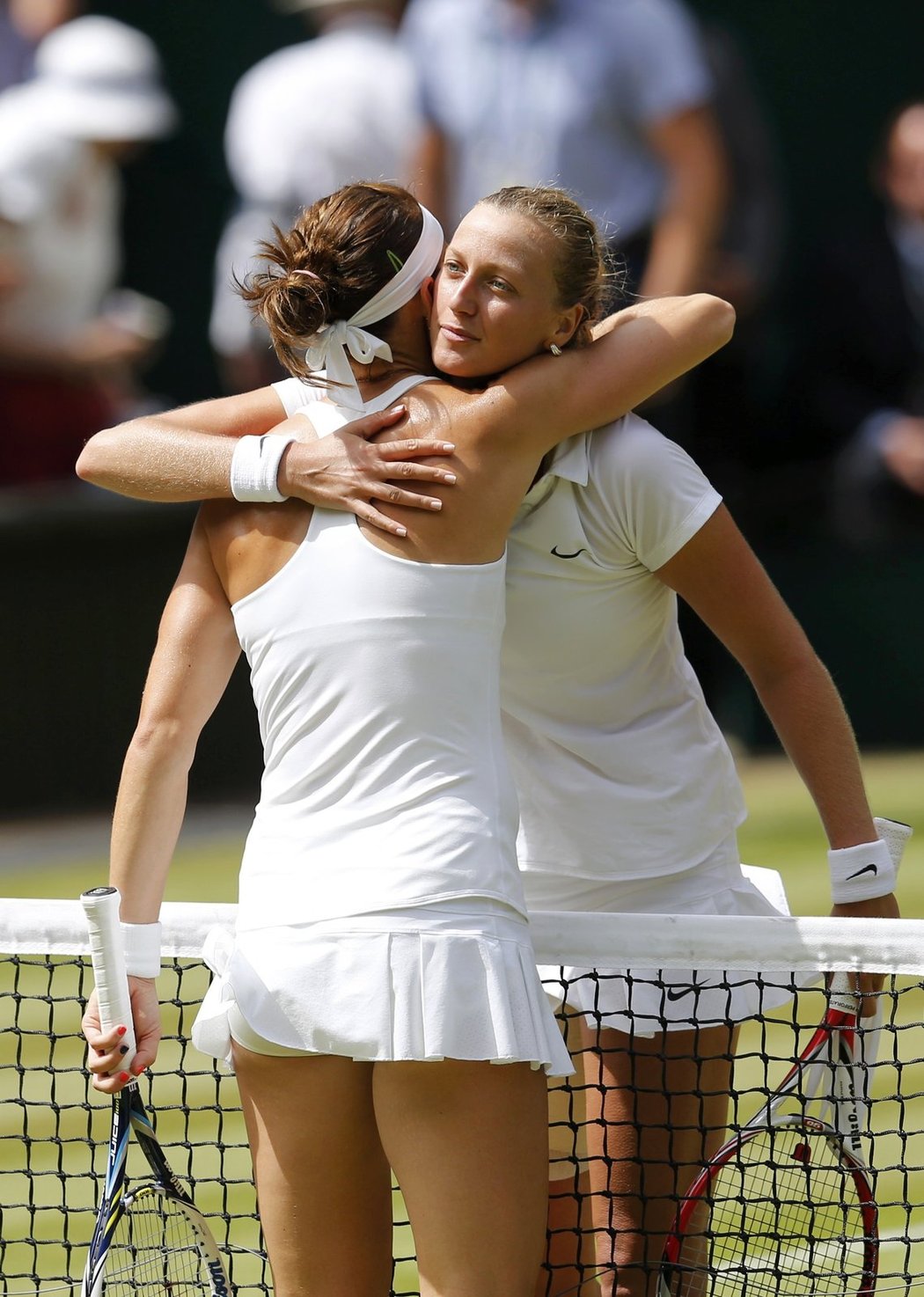 Petra Kvitová se objímá s Lucií Šafářovou po semifinále Wimbledonu