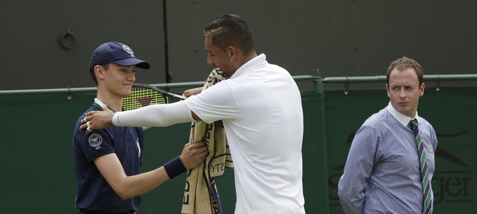 Díky za ručník. Nick Kyrgios se chystá obejmout podavače míčků.