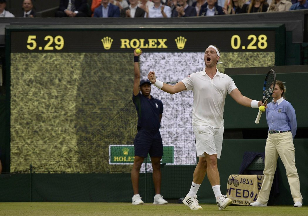 Marcus Willis slaví důležitý bod proti Rogeru Federerovi