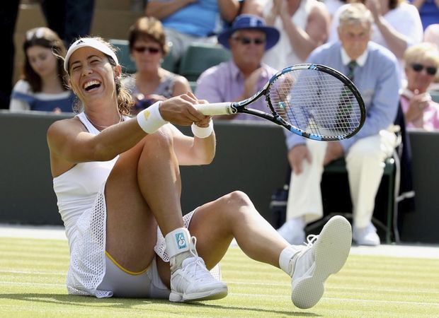 Španělská tenistka Garbiňe Muguruzaová se raduje z výhry nad Švýcarkou Bacsinszkou ve čtvrtfinále Wimbledonu Španělská tenistka Garbiňe Muguruzaová se raduje z výhry nad Švýcarkou Bacsinszkou ve čtvrtfinále Wimbledonu
