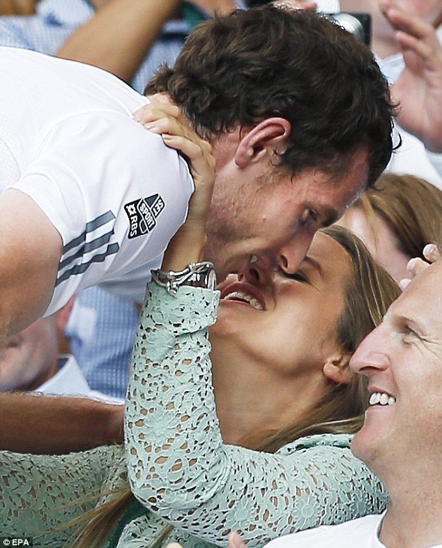 Ta mlaskla! Takhle Andy Murray oslavoval wimbledonské vítězství na tribuně s přítelkyní Kim Sears.
