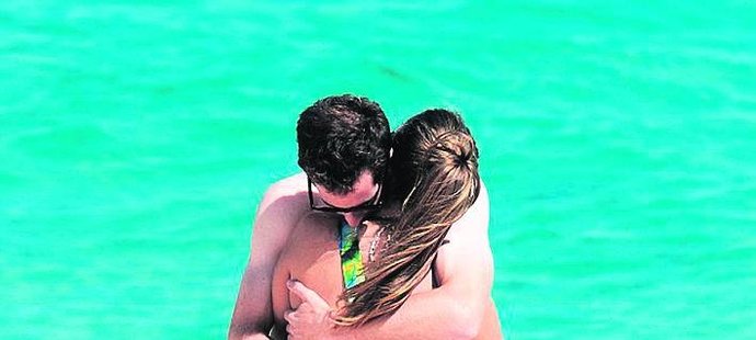 Láska jako trám! Andy Murray s přítelkyní Kim Sears na pláži v Bahamy.