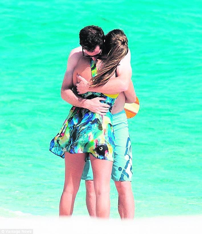 Láska jako trám! Andy Murray s přítelkyní Kim Sears na pláži v Bahamy.