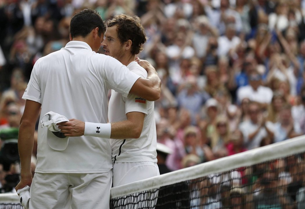 Andy Murray přijímá gratulace od svého finálového soupeře Milose Raonice