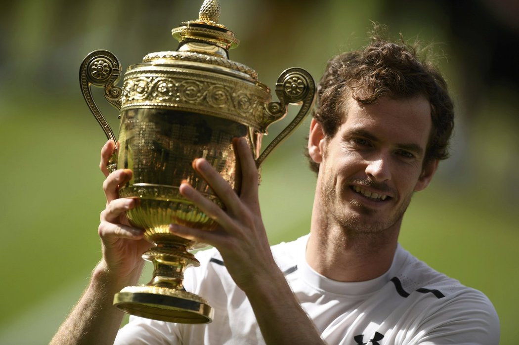 Andy Murray s vítěznou trofejí za triumf ve Wimbledonu