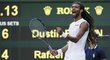 Dustin Brown se raduje z vítězství nad Rafaelem Nadalem ve Wimbledonu