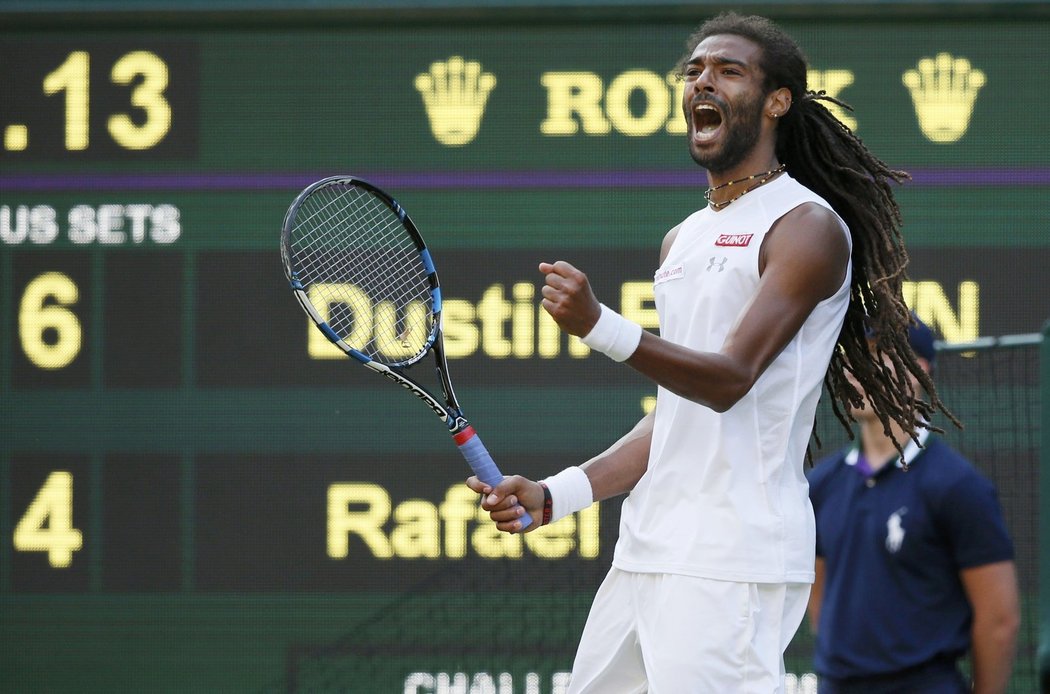 Dustin Brown se raduje z vítězství nad Rafaelem Nadalem ve Wimbledonu