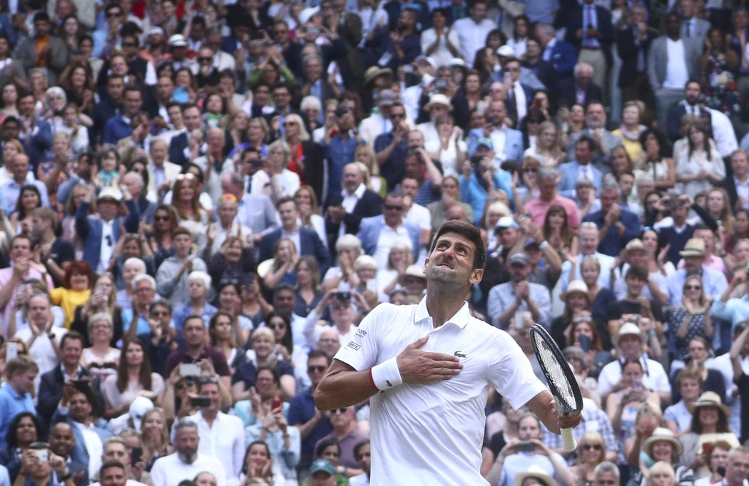 Novak Djokovič si užívá vítězství na Wimbledonu, atmosféře navdzody