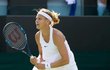 Lucie Šafářová během zápasu 1. kola ve Wimbledonu zkusila odvážné šaty