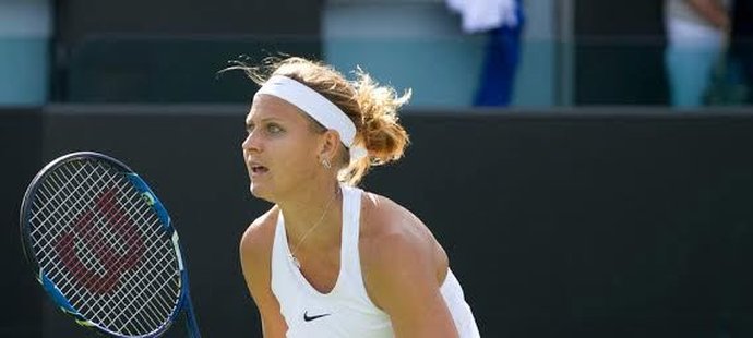 Lucie Šafářová během zápasu 1. kola ve Wimbledonu zkusila odvážné šaty