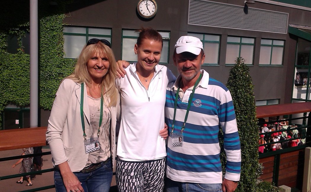 Lucie Šafářová se svými rodiči po postupu do semifinále Wimbledonu