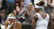 Výmluvná gesta. Němka Sabine Lisická se raduje z vítězství, Serena Williamsová smutní po porážce.
