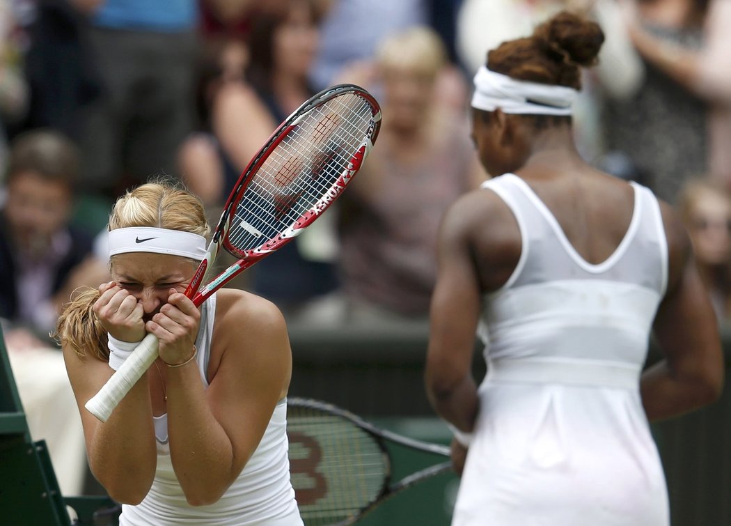 Výmluvná gesta. Němka Sabine Lisická se raduje z vítězství, Serena Williamsová smutní po porážce.