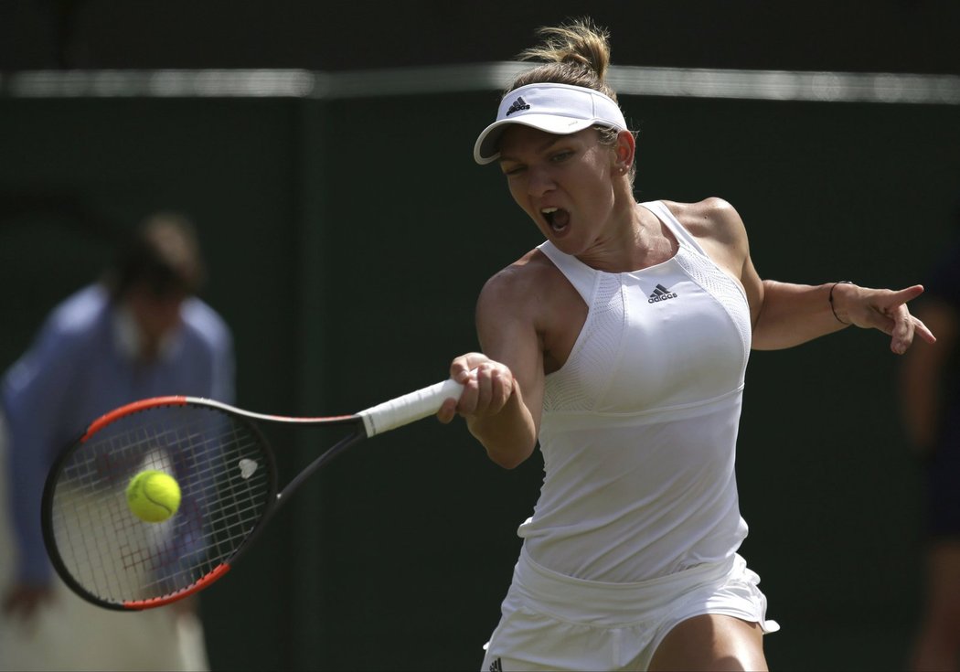 Simona Halepová se při Wimbledonu dokonale prsí.