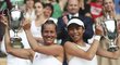 Barbora Strýcová poprvé vyhrála čtyřhru na grandslamu. Po finále Wimbledonu dostaly s tchajwanskou partnerkou Sie Šu-wej trofeje pro šampionky.