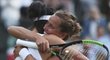 Barbora Strýcová s tchajwanskou partnerkou Sie Šu-wej slaví wimbledonský triumf