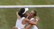 Barbora Strýcová s tchajwanskou partnerkou Sie Šu-wej slaví wimbledonský triumf