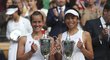 Barbora Strýcová poprvé vyhrála čtyřhru na grandslamu. Po finále Wimbledonu dostaly s tchajwanskou partnerkou Sie Šu-wej trofeje pro šampionky.