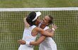 Barbora Strýcová s tchajwanskou partnerkou Sie Šu-wej slaví wimbledonský triumf