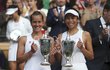 Barbora Strýcová poprvé vyhrála čtyřhru na grandslamu. Po finále Wimbledonu dostaly s tchajwanskou partnerkou Sie Šu-wej trofeje pro šampionky.