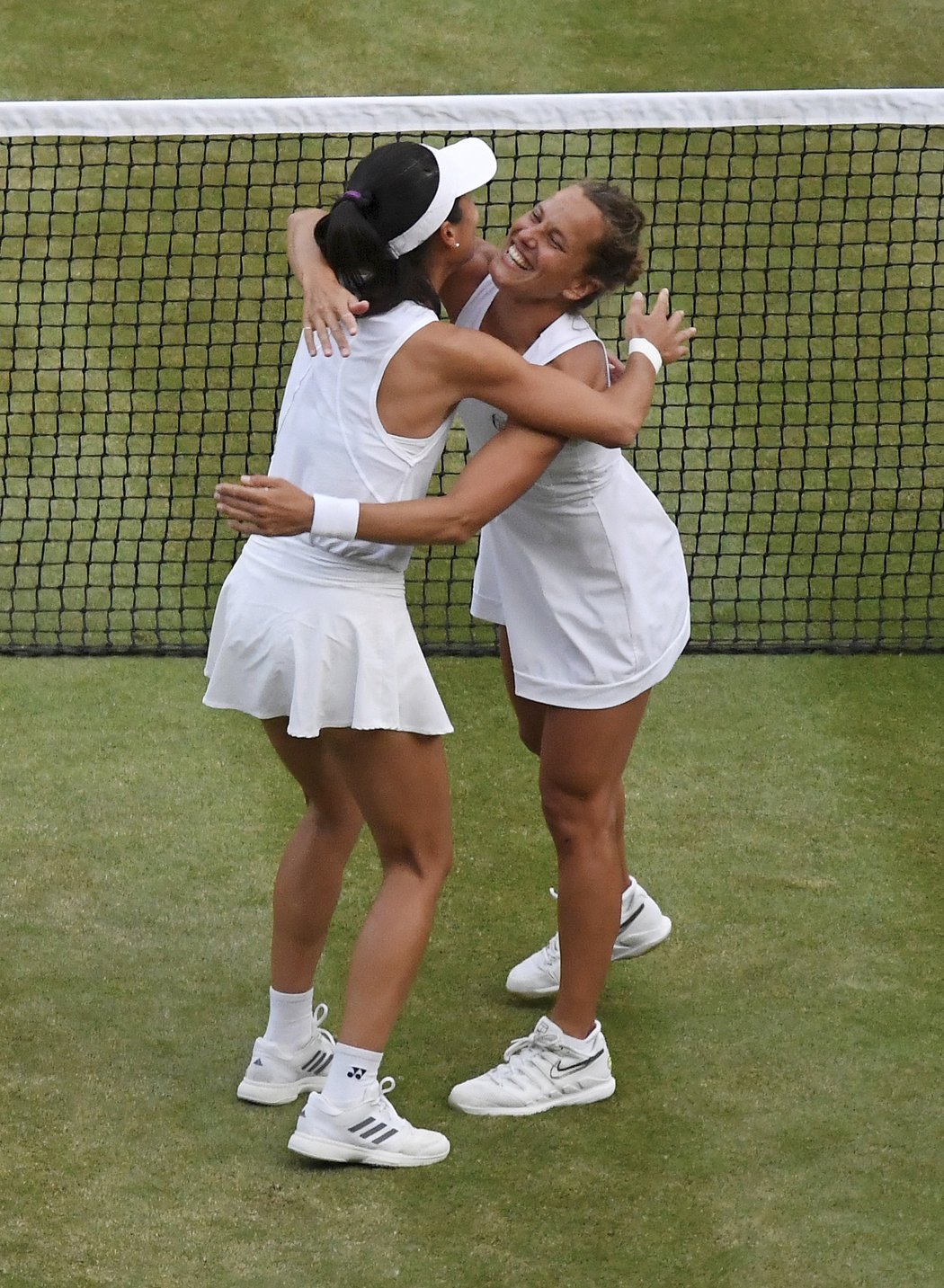 Barbora Strýcová s tchajwanskou partnerkou Sie Šu-wej slaví wimbledonský triumf