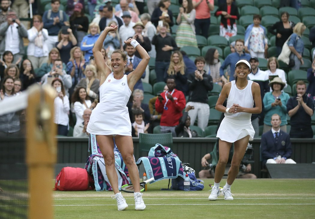 Barbora Strýcová s tchajwanskou partnerkou Sie Šu-wej slaví wimbledonský triumf