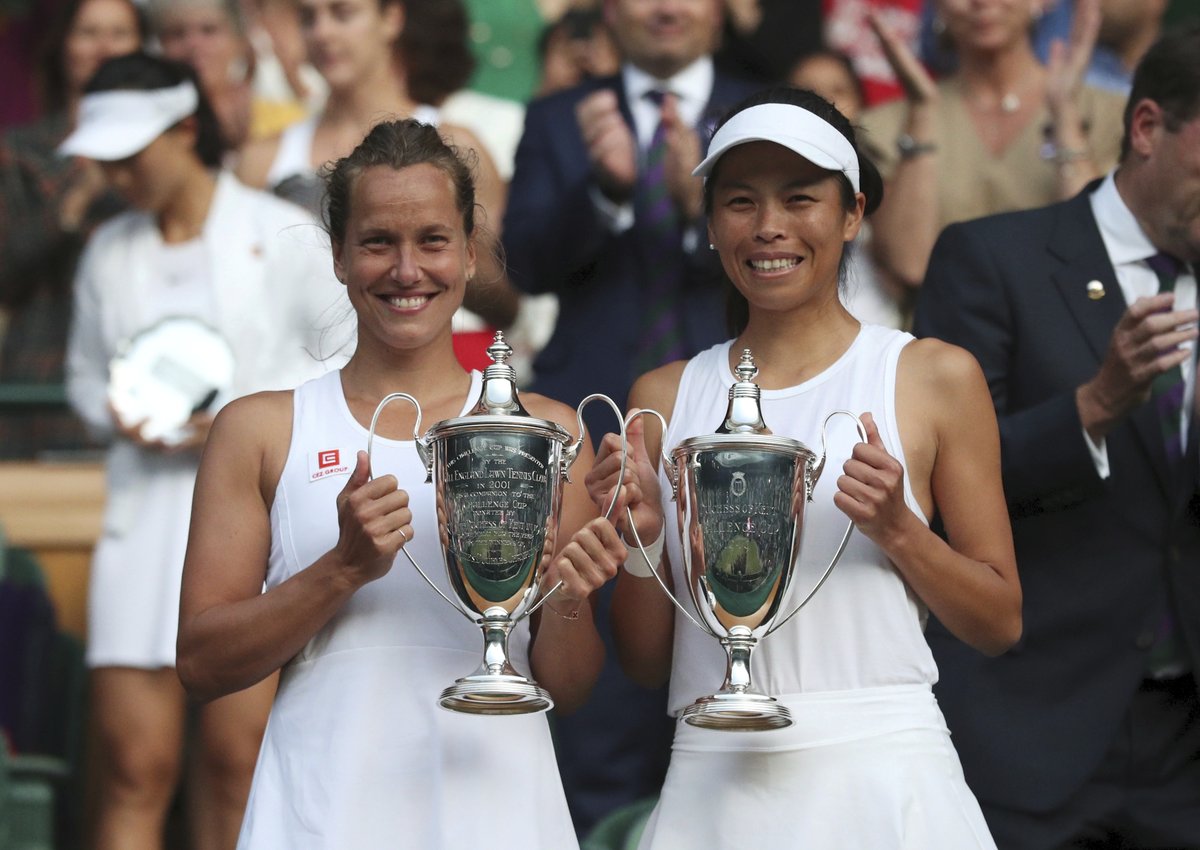 Barbora Strýcová poprvé vyhrála čtyřhru na grandslamu. Po finále Wimbledonu dostaly s tchajwanskou partnerkou Sie Šu-wej trofeje pro šampionky.