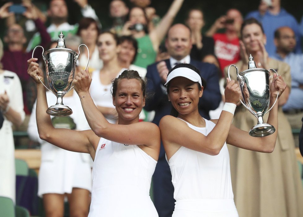 Barbora Strýcová poprvé vyhrála čtyřhru na grandslamu. Po finále Wimbledonu dostaly s tchajwanskou partnerkou Sie Šu-wej trofeje pro šampionky.