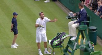 Troicki ve Wimbledonu řádil: Idiote! Jsi děsnej sudí, podívej, co jsi udělal!