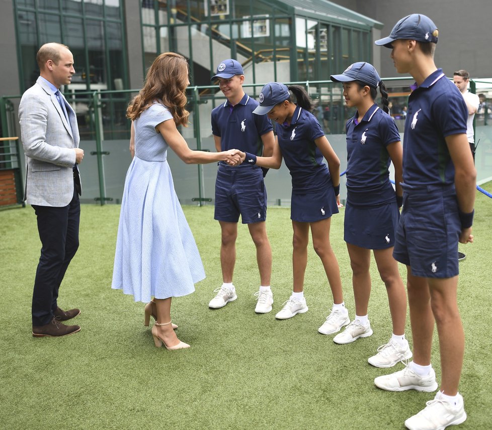 Princ William a vévodkyně Kate se setkali s podavači míčků před wimbledonským finále