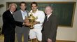 Wimbledonská trofej v rukou tenisových legend.