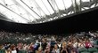 Diváci na centrálním kurtu ve Wimbledonu pod zatahovací střechou