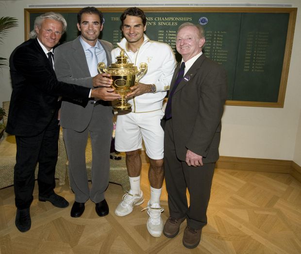 Wimbledonská trofej v rukou tenisových legend. Wimbledonská trofej v rukou tenisových legend.