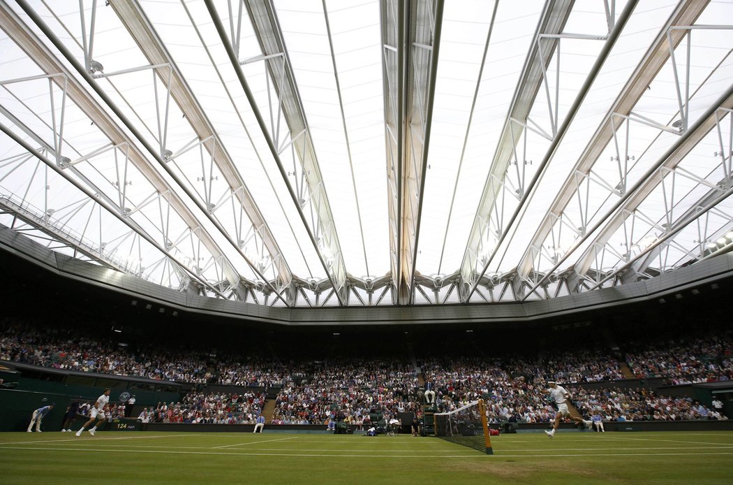 Páteční program na centrálním kurtu ve Wimbledonu začal pod zataženou střechou