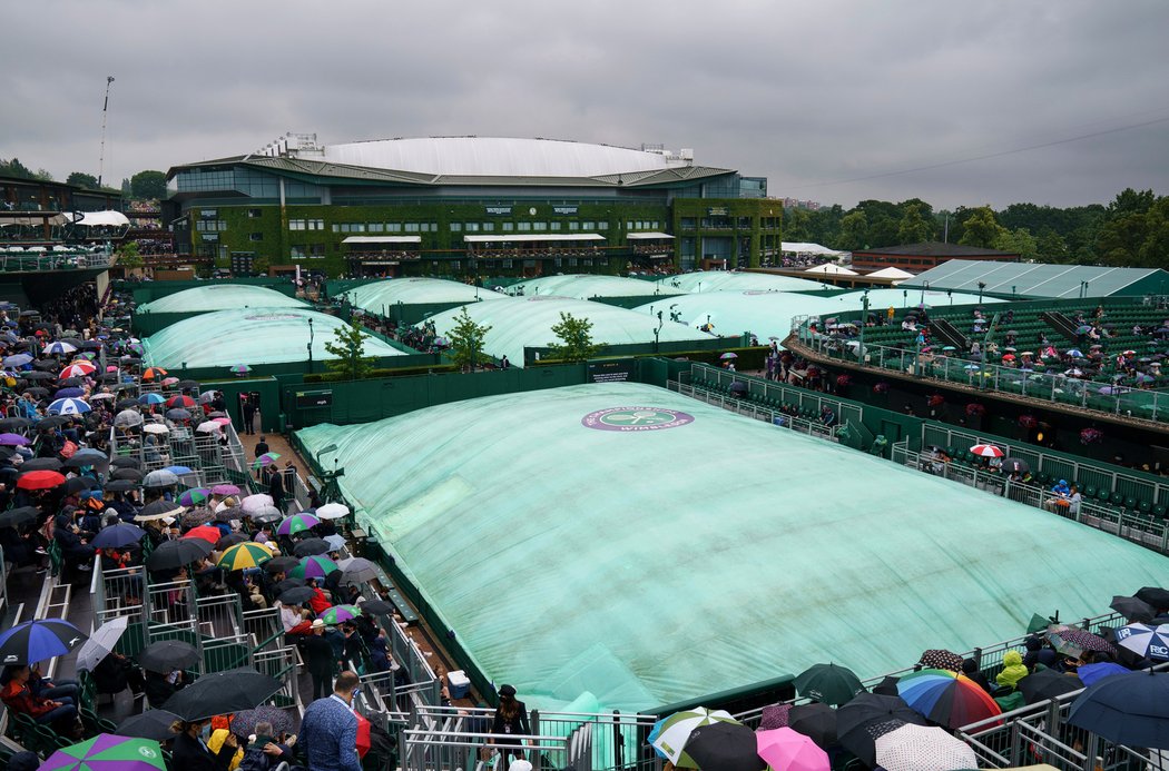 Program úvodního dne Wimbledonu narušil déšť