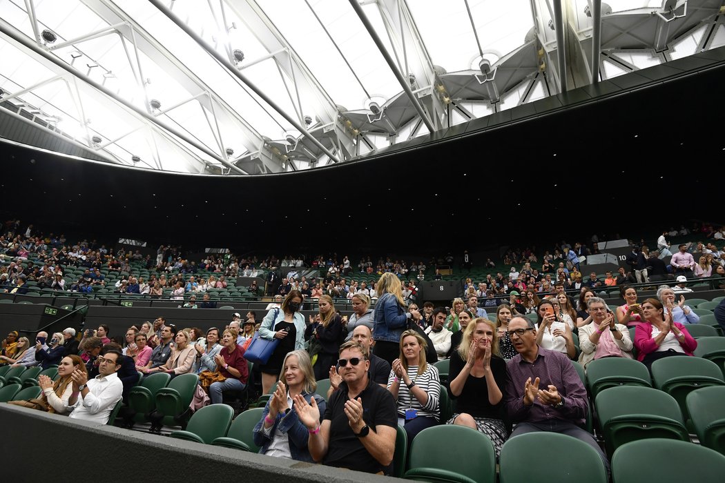 Diváci na centrálním kurtu ve Wimbledonu pod zatahovací střechou