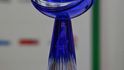 Křišťálová trofej skláře Zdeňka Kunsta ze Světlé nad Sázavou předávaná oceněným tenistům při vyhlášení ankety Zlatý kanár