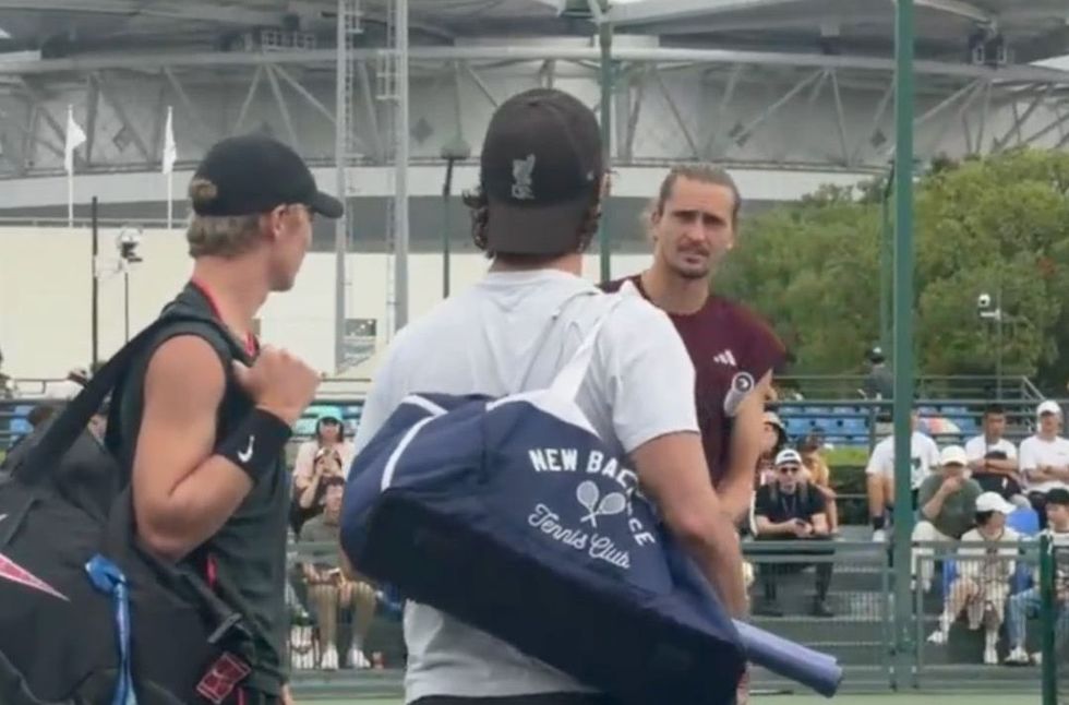 Zverev vyvolal skandál. Přišel pozdě a měl vyhnat soupeře z kurtu. Šikana, zuří fanoušci Zverev vyvolal skandál. Přišel pozdě a měl vyhnat soupeře z kurtu. Šikana, zuří fanoušci