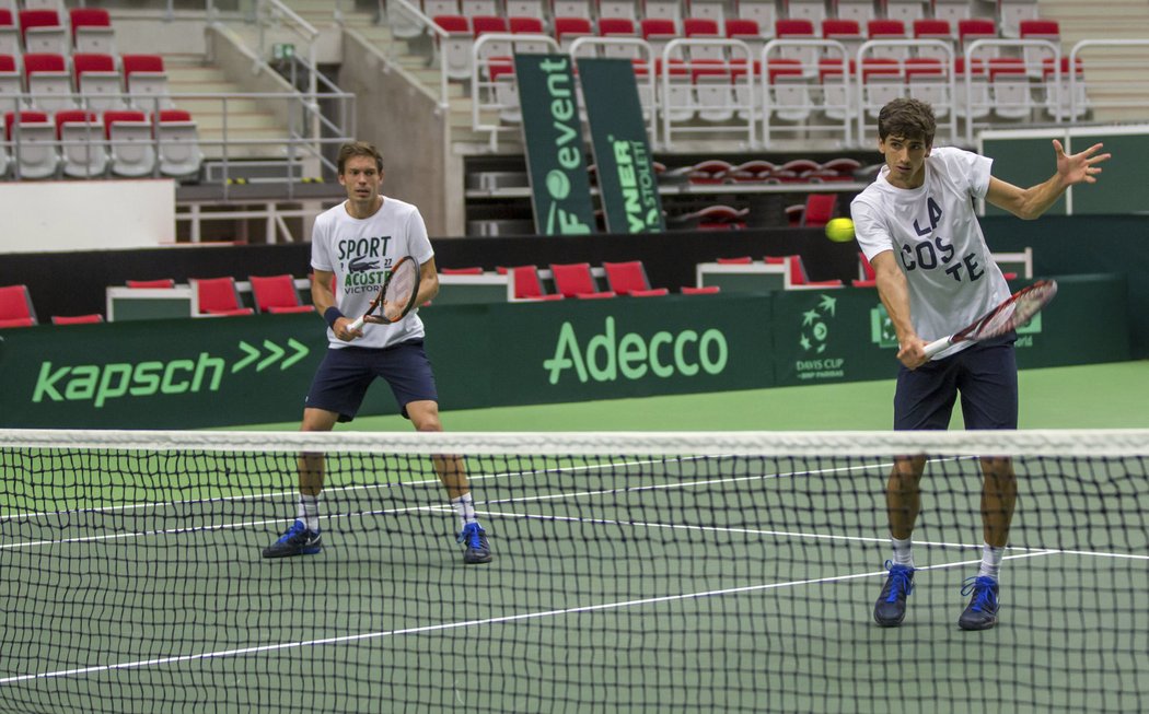 Pierre-Hugues Herbert (vpravo) a Nicolas Mahut 12. července v Třinci při tréninku před čtvrtfinále Davisova poháru ČR - Francie