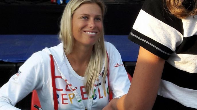 Tenistka Andrea Hlaváčková se podepisuje v Olympijském parku v Plzni